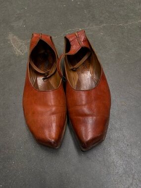 Cydwoq Womens Leather Slip-On Shoes in Red